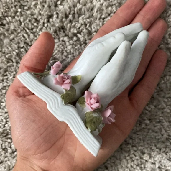 Vintage prayer hands over book and roses figurine - Picture 14 of 14